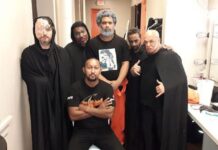 José Cyalis, Henris González, Enmanuel Peralta, Juan Pujols, Octavio de la Rosa y sentado el director y dramaturgo Juan Carlos Quemacalle.
