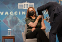 Kamala Harris se pone una dosis de refuerzo de la vacuna de Moderna