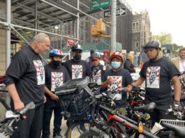 Deliveristas comparten experiencias con Chuck Schumer