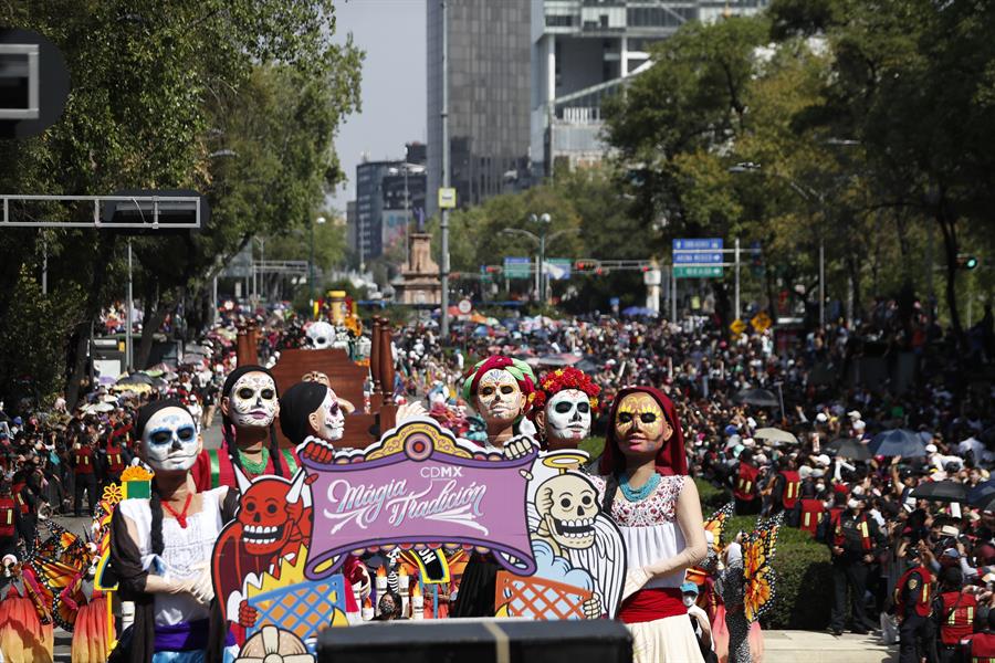 Los muertos desfilan de nuevo por Ciudad de México (1)