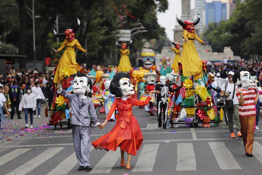 Los muertos desfilan de nuevo por Ciudad de México (1)