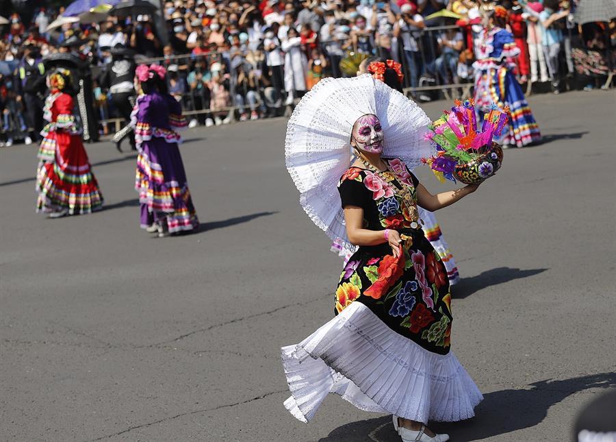 Los muertos desfilan de nuevo por Ciudad de México (1)