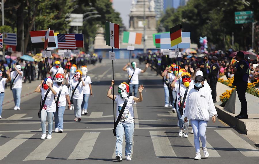 Los muertos desfilan de nuevo por Ciudad de México (1)