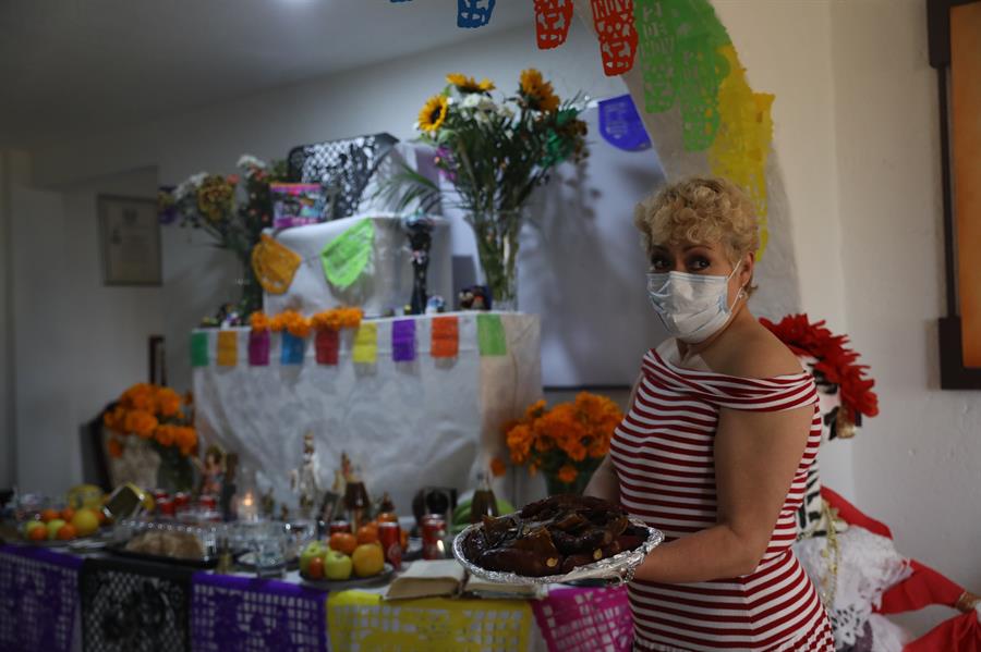 Mar&iacute;a del Carmen L&oacute;pez, prepara una ofrenda por sus familiares fallecidos por la Covid-19