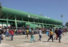 Miles de migrantes se reúnen en estadio del sur de México para pedir refugio Miles de migrantes se reúnen en estadio del sur de México (1)