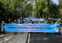 Miles de personas tiñen de azul a México en contra del aborto