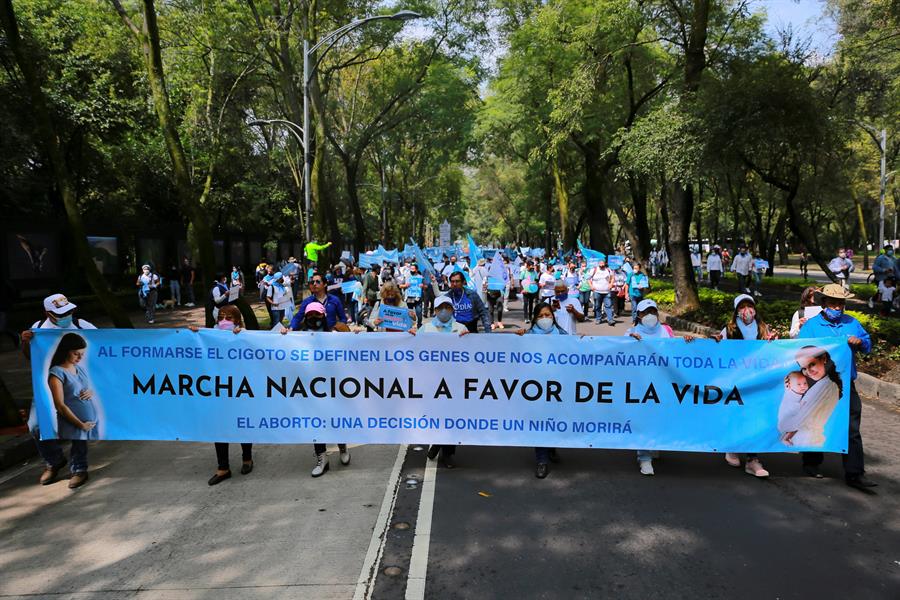 Miles de personas tiñen de azul a México (1)