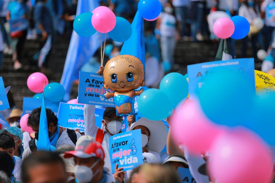 Miles de personas tiñen de azul a México (1)