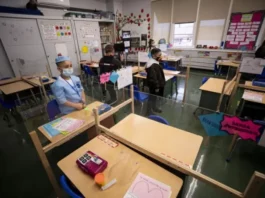 Florida anuncia más sanciones por obligar a usar tapabocas en escuelas