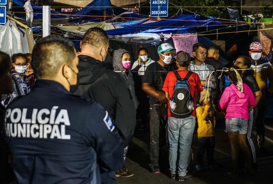Ponen una valla a campamento migrante (3)