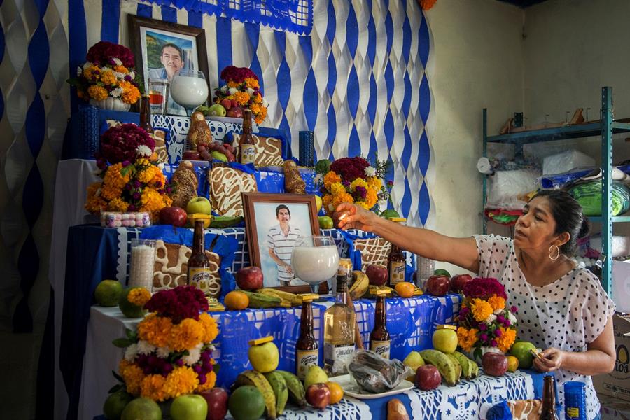 Rosario L&oacute;pez Ram&iacute;rez arregla hoy los &uacute;ltimos detalles de una ofrenda dedicada a sus familiares fallecidos