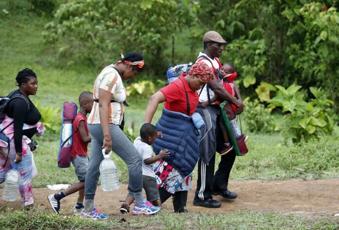 niños migrantes que cruzan selva Darién (3) niños migrantes que cruzan selva Darién (1)