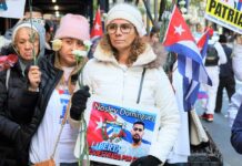 Cubanos en Nueva York se unen al llamado de las protestas de 15N Aime Linares Carrasco, sostiene una fotografía de su hijo que fue arrestado y llevado a las cárceles de Cuba desde el 12 de julio.