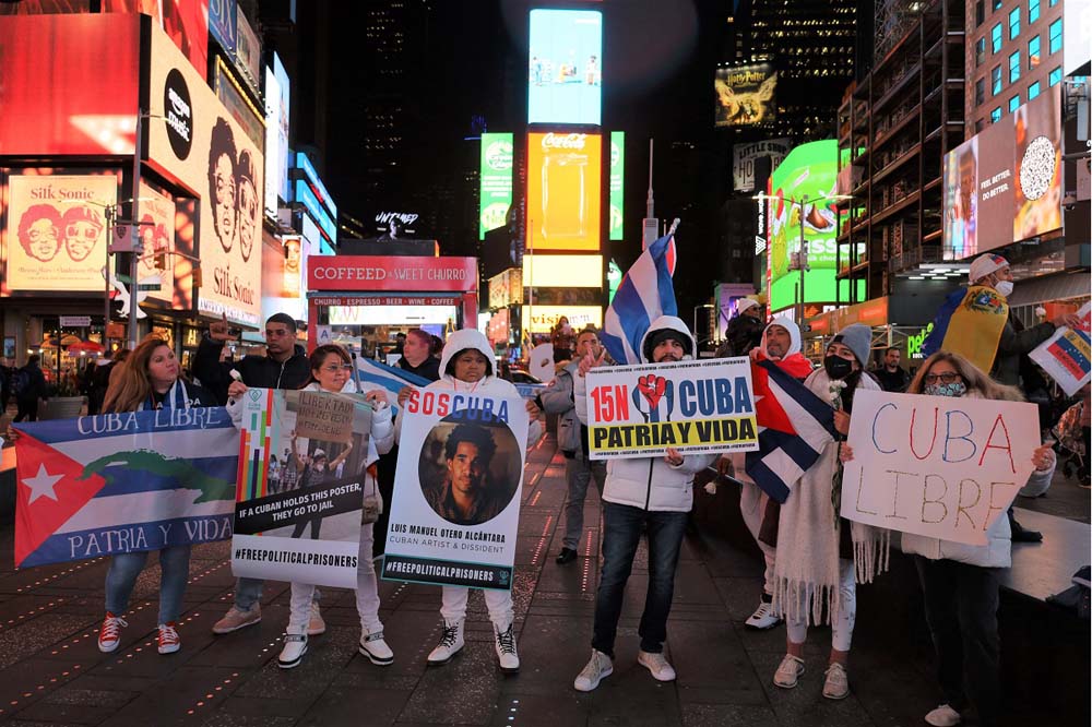 Cubanos desde Times Square exigen la liberaci&oacute;n de los presos pol&iacute;ticos en Cuba. 