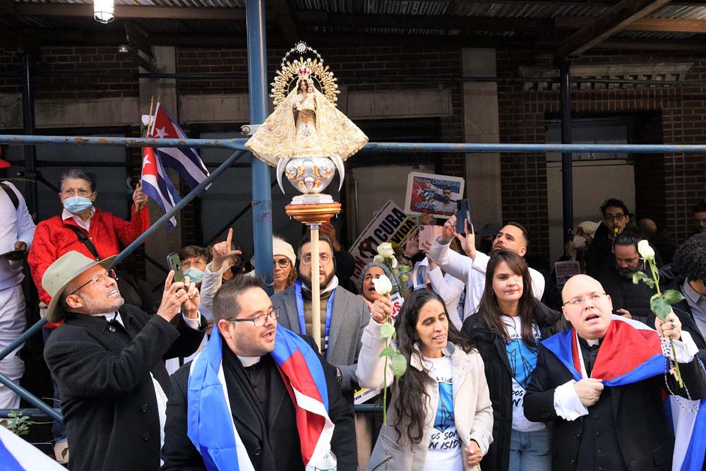 Los manifestantes llevaron a la Virgen de la Caridad del Cobre, patrona de Cuba. Le rezaron y pidieron &ldquo;que seas Dios y la Virgen que hagan el milagro''.