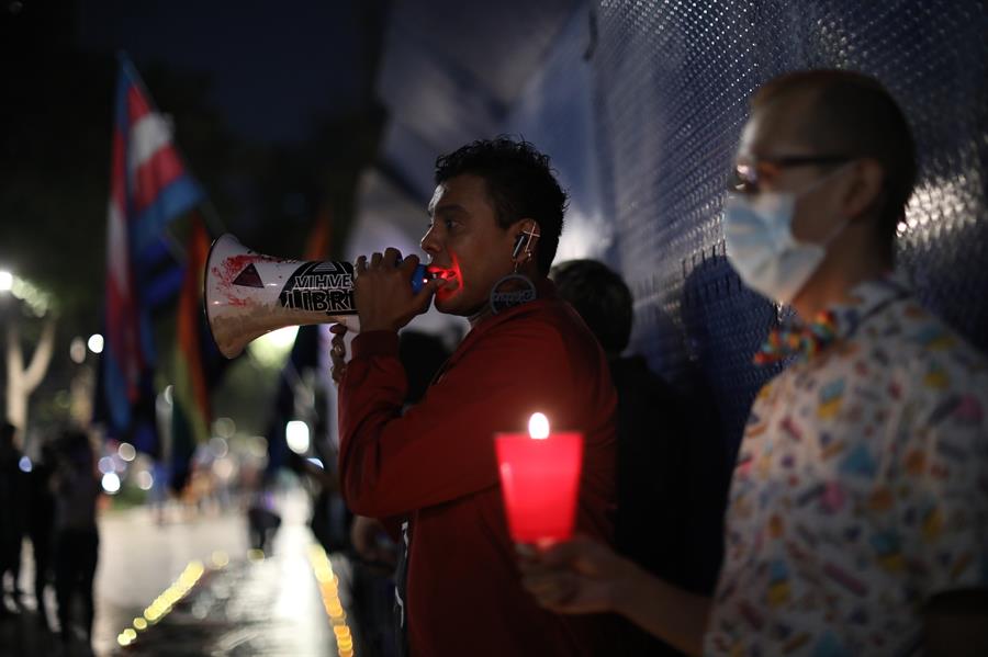 Activistas LGBT marchan para exigir justicia (3)