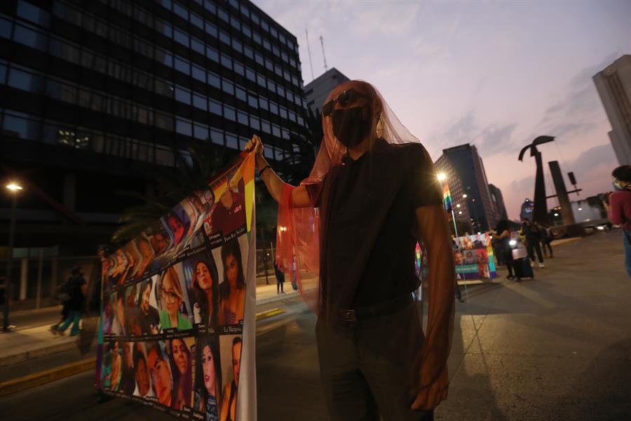 Activistas LGBT marchan para exigir justicia (3)