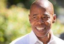 El presidente del distrito de Brooklyn y excapitán de policía Eric Adams asumirá en enero la Alcaldía de Nueva York tras arrasar en la elecciones municipales del martes.