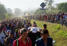 Caravana migrante reanuda su camino en el sur de México y cambia de ruta