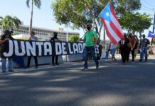 Cientos de puertorriqueños protestan contra plan de ajuste de deuda pública