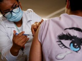 Urgen a todos los adultos a ponerse refuerzo de la vacuna por variante vacuna