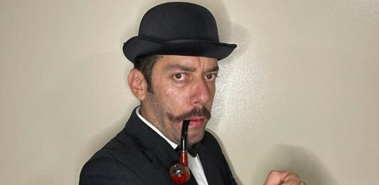 1-Yorman Ostos personifica a Hércules Poirot.