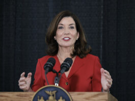 Kathy Hochul ordena que trabajadores de la salud reciban vacuna de refuerzo La gobernadora Kathy Hochu anunció que no habrá aumento de tarifas ni recortes en el sistema de metro en el futuro cercano