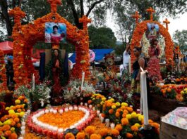 México llena de nuevo los cementerios de colores en el Día de Muertos México llena de nuevo los cementerios (1)