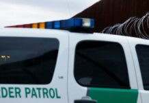Policía halla 86 migrantes en un camión y arresta a 3 traficantes en México