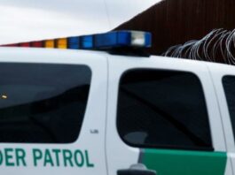 Policía halla 86 migrantes en un camión y arresta a 3 traficantes en México