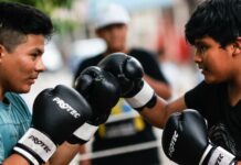 Campeón de boxeo argentino entrena a jóvenes para sacarlos de las drogas