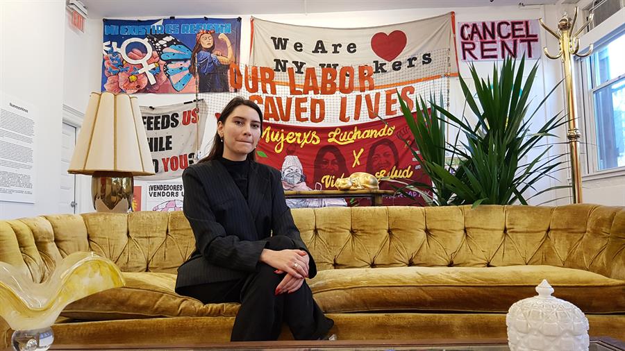 Nuevayorkinos 1 Elena Ketelsen González posa frente a los carteles y pancartas que fueron usados durante la huelga de hambre de los indocumentados durante la exposición