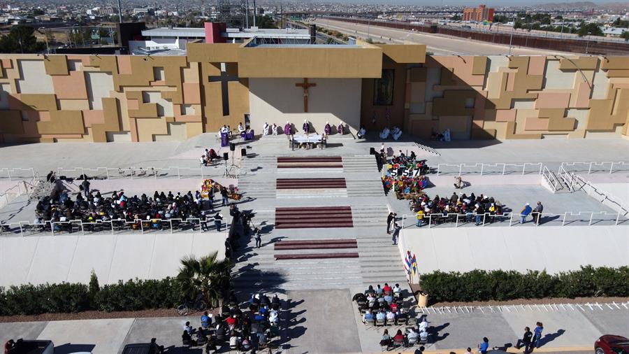 Realizan misa binacional en el norte de México (3)