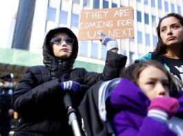 Menores participan en una protesta contra la normativa de vacunación ante la covid-19 y la aprobación estatal de inmunizar a niños entre 5 y 12 años en Nueva York.