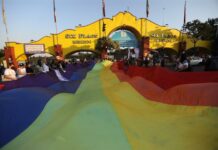 Celebran "besotón" en México contra discriminación en parque de atracciones Celebran besotón en México (2)