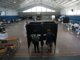 Centros de votación abren en Chile para crucial balotaje entre Boric y Kast