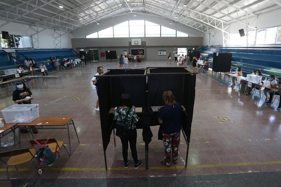 Centros de votación abren en Chile (1)