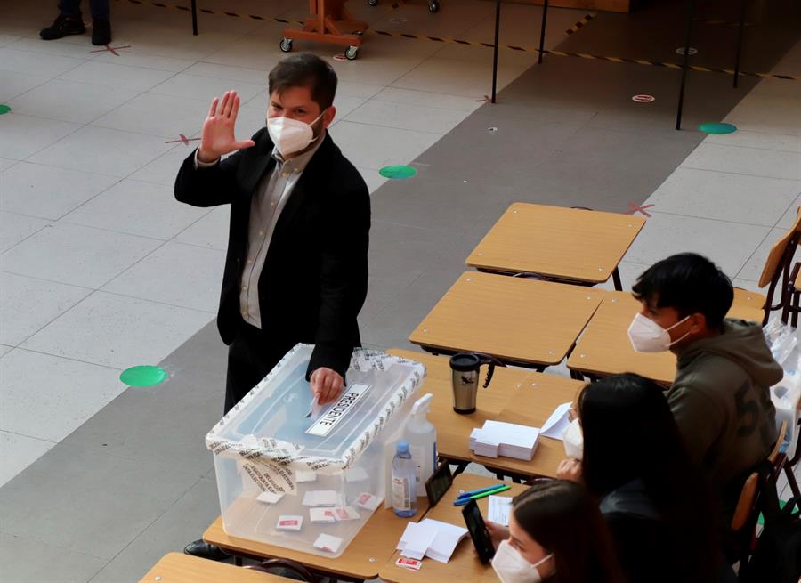 Centros de votación abren en Chile (2)