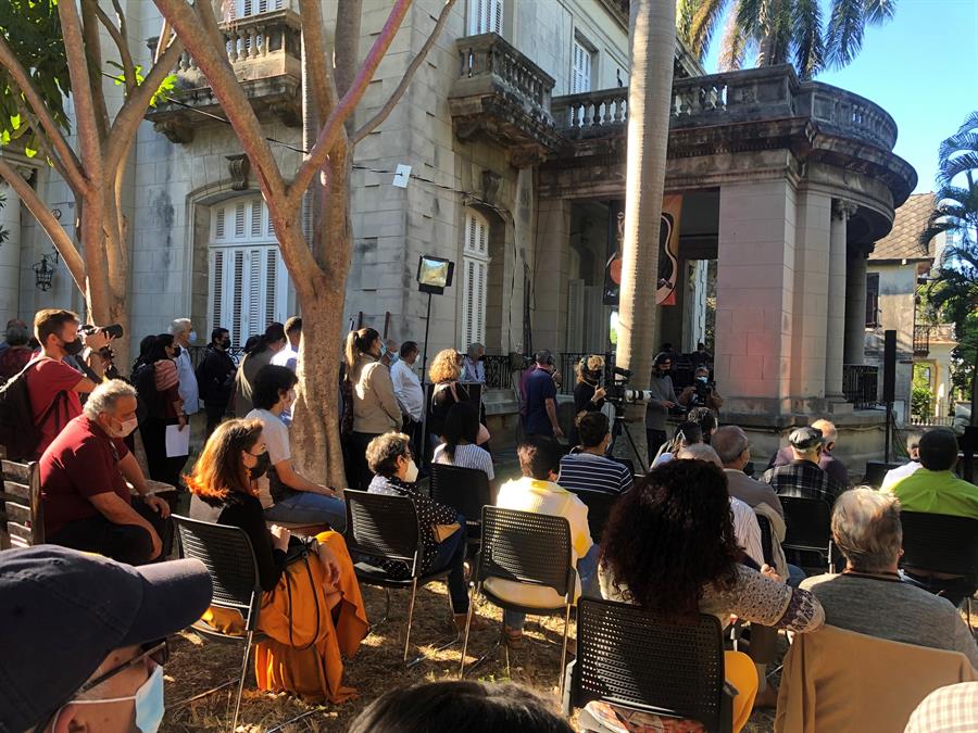 Cuba homenajea al recientemente fallecido cantautor Vicente Feli&uacute; (1)
