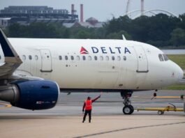 Regresa a Nueva York bajo custodia la mujer que viajó como polizón a París Delta