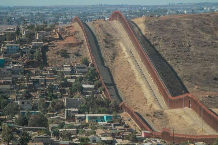Without the wall, migrants stranded in Tijuana hope to reach the United States frontera