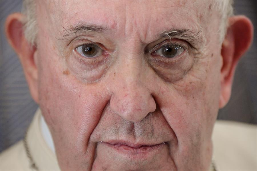 El papa pide mirar a los ojos de los migrantes El papa