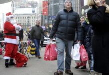 La confianza del consumidor por la economía cae por la incertidumbre en EE.UU. compras navideña