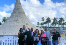Una ciudad de Florida presume de árbol de Navidad de 10 metros hecho de arena Florida presume de árbol de Navidad