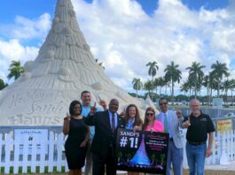 Una ciudad de Florida presume de árbol de Navidad de 10 metros hecho de arena Florida presume de árbol de Navidad