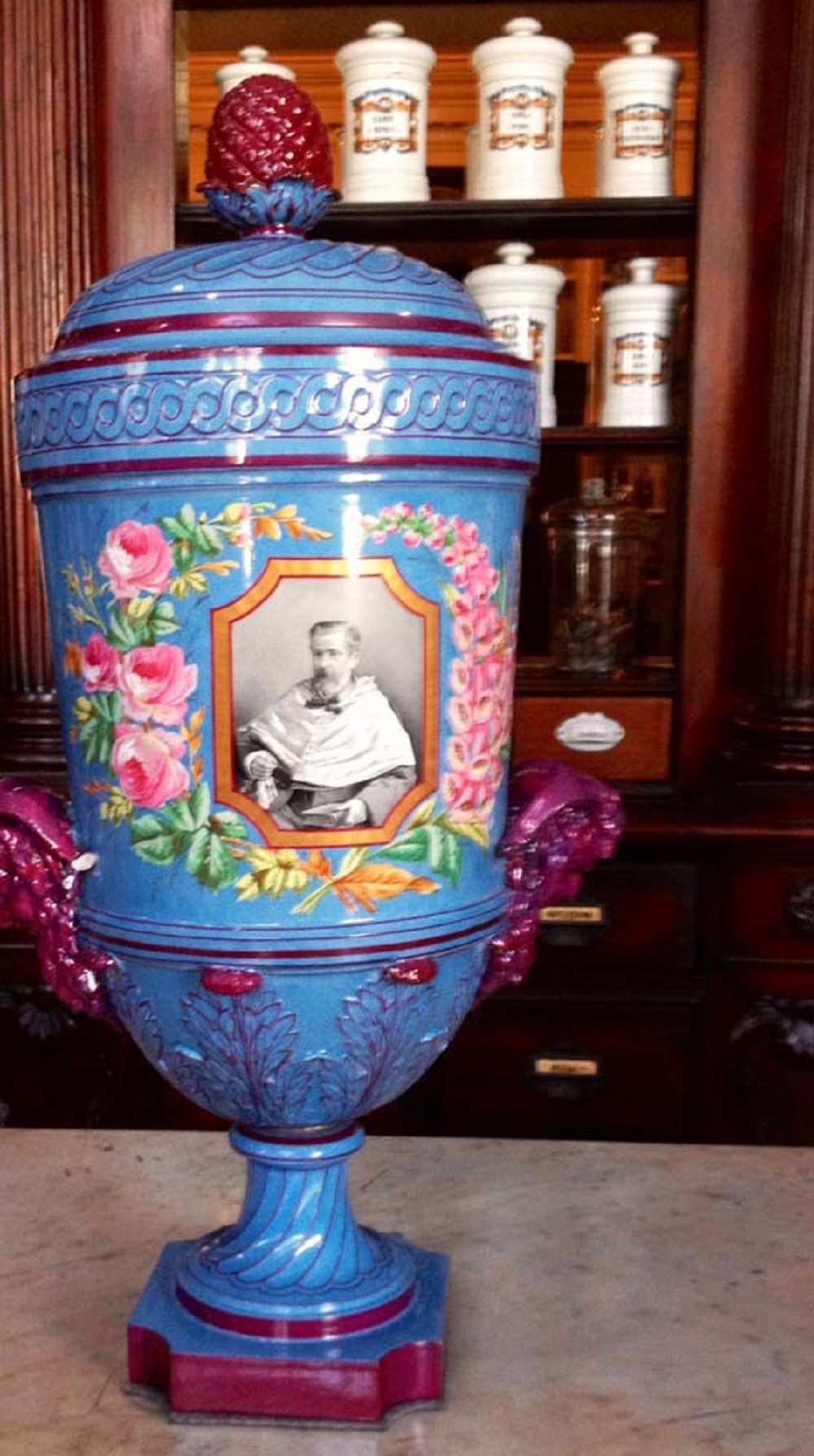 Jarra de farmacia de porcelana de Sevres, una de los 5 millones de piezas originales que posee