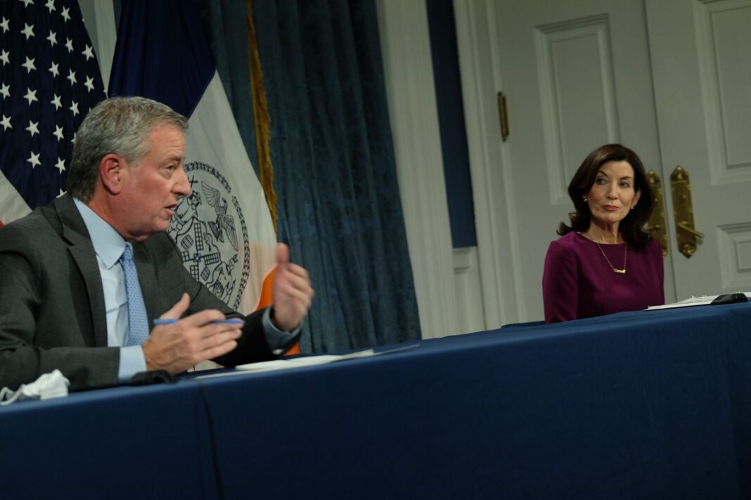 Kathy Hochul y Bill de Blasio