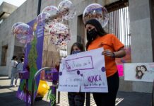 Madres mexicanas protestan con esferas de Navidad contra violencia (2)