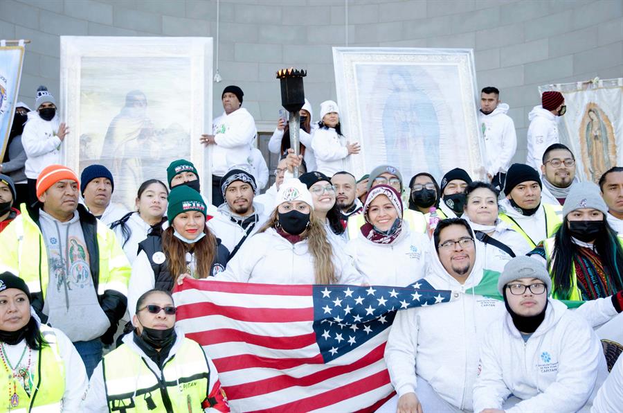Mexicanos reciben a la Virgen Guadalupe con gran fervor en Nueva York (2)