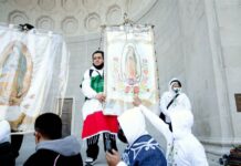 Mexicanos reciben a la Virgen Guadalupe con gran fervor en Nueva York (2)